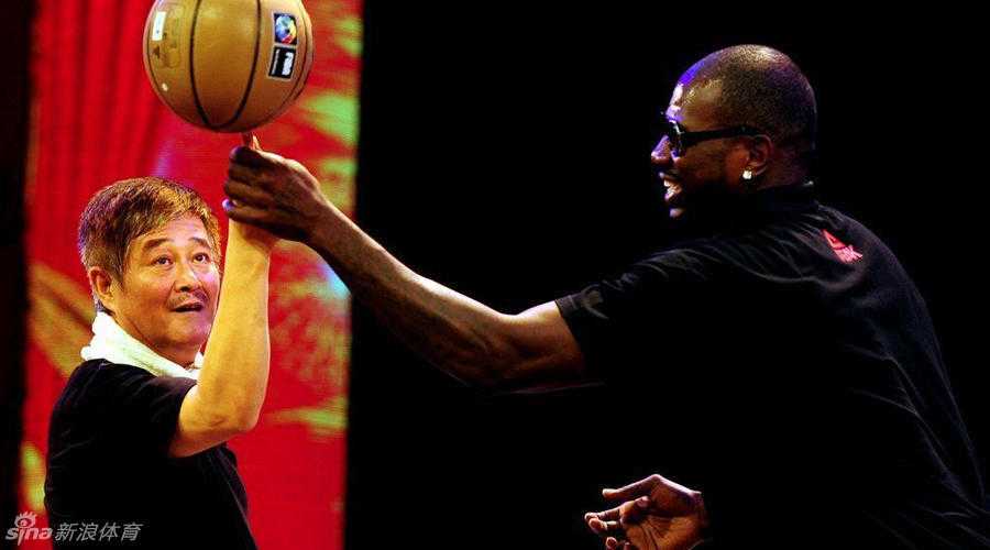 铁岭杜兰特驰骋球场!赵本山与NBA扣篮王过招,郭艾伦合影见证忘年交 赵本山与男篮队员郭艾伦的合影,两人并肩而立,郭艾伦身着球衣,本山大叔面带慈祥笑容,记录下两代辽宁人的温馨瞬间