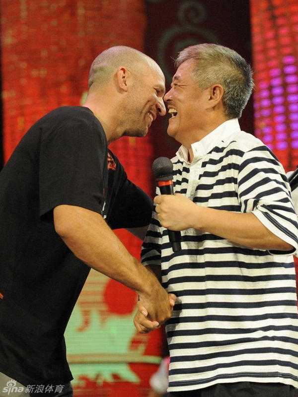 铁岭杜兰特驰骋球场!赵本山与NBA扣篮王过招,郭艾伦合影见证忘年交 球场上,赵本山与NBA名宿贾森·基德热情相拥,不同领域的传奇人物通过篮球紧紧联系在一起