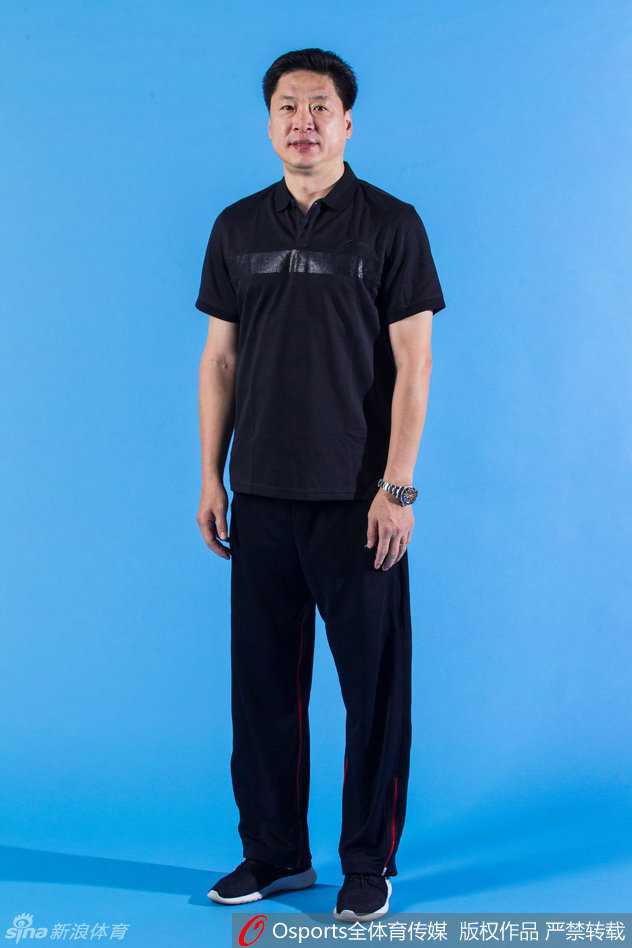 铁帅李春江在场边神情专注地指挥比赛，目光如炬，双手抱胸，尽显CBA七冠教头的威严与霸气。