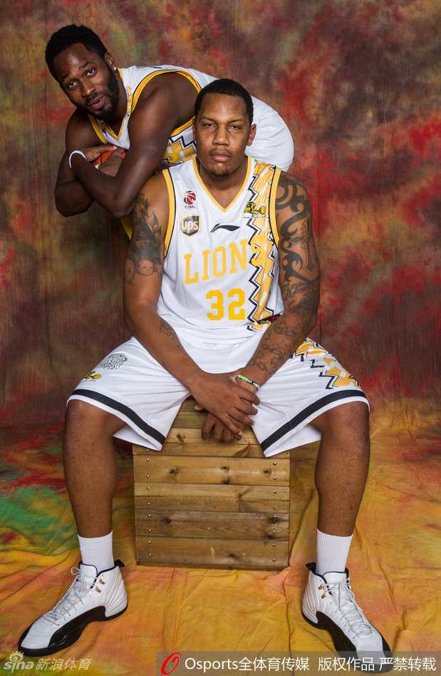 队长林志杰身披27号战袍持球突破，防守严密也挡不住他犀利的步伐，“野兽”用行动诠释着领袖的责任与担当。