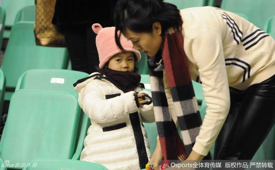 铁帅柔情泪目瞬间:辽宁输球夜,郭士强紧牵爱妻怀抱萌女黯然离场 郭士强紧紧怀抱着年幼的女儿,眼神坚定地望向远方,妻子紧跟在身旁,三人在空旷的球场通道中缓步前行