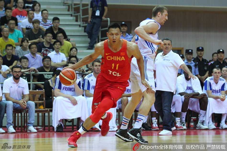 铁血传承:中国男篮的热血瞬间与里约轮回 易建联犹如天神下凡,在对手重重包围中旱地拔葱,单手劈扣震撼全场