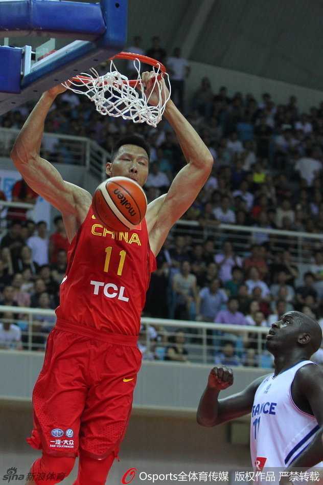 铁血传承:中国男篮的热血瞬间与里约轮回 王哲林化身禁区守护神,飞身跃出边线,用指尖将球奋力拨回场内