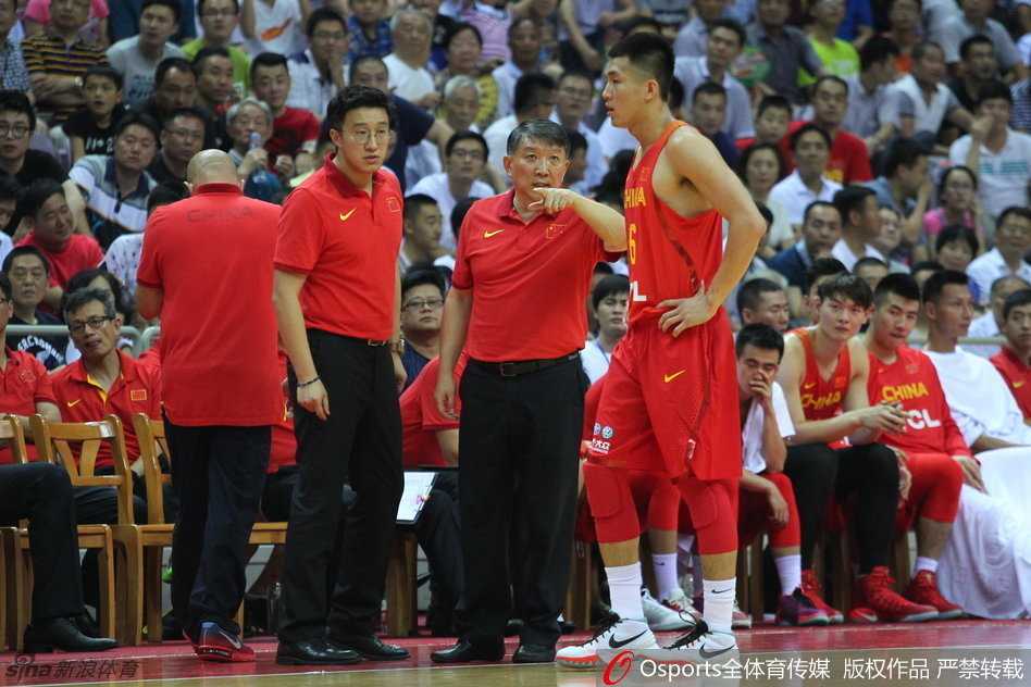 铁血传承:中国男篮的热血瞬间与里约轮回 周琦扬起长臂,在空中编织出一道密不透风的屏障,无情地将对手的上篮扇飞