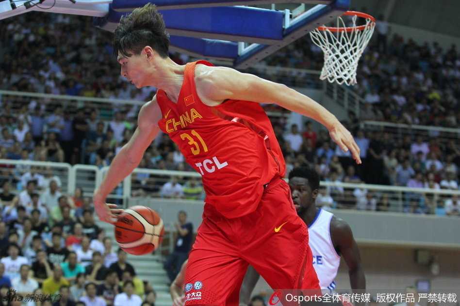 铁血传承:中国男篮的热血瞬间与里约轮回 宫鲁鸣指导在场边拉住郭艾伦,神情严肃地进行战术面授机宜