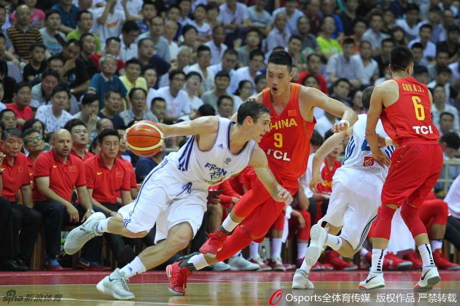 铁血传承:中国男篮的热血瞬间与里约轮回 郭艾伦如闪电般撕裂防守,在长人丛中高难度上篮,身体对抗后依然保持平衡
