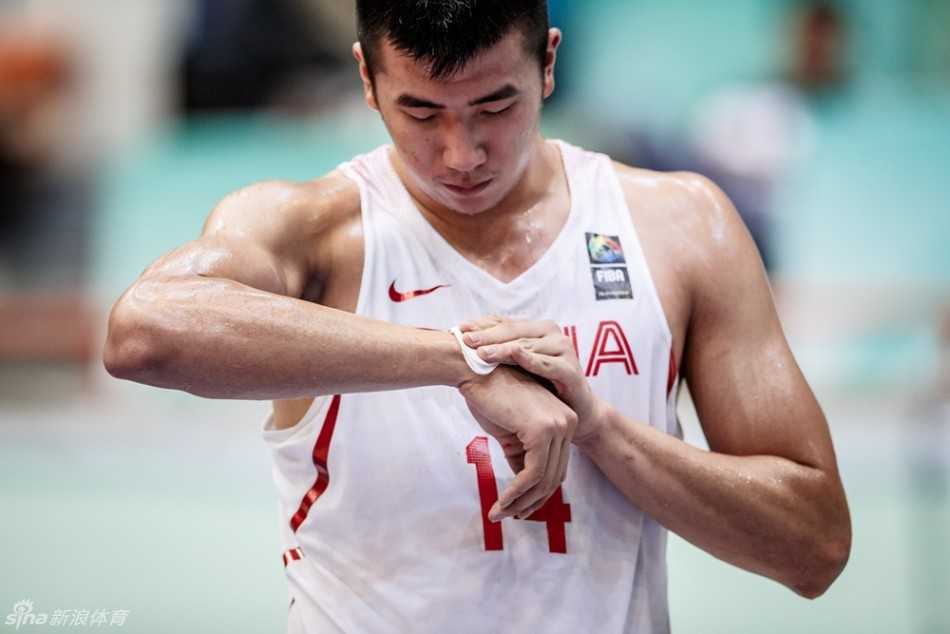邹雨宸在拼抢中手臂肌肉线条分明，他正转头与身侧的裁判进行简短交流，解释刚才的防守动作，眼神中透露出不服输的倔强