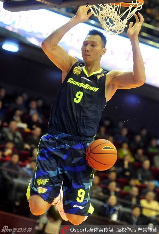 比斯利用宽阔的胸膛拦住情绪失控的睢冉，大手紧紧按在其肩膀上，眼神中满是冷静与兄长般的告诫。