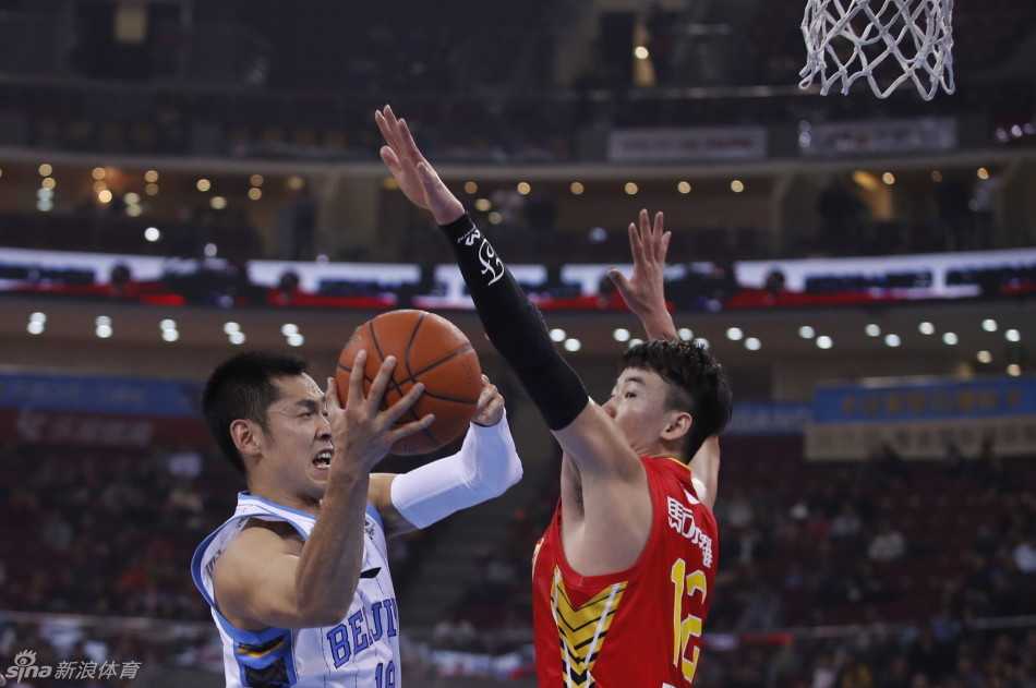 “张三疯”张庆鹏在外线觅得良机，即使防守者近在咫尺，他依然眼神坚毅，在电光火石间完成这记高难度的三分出手，篮球划破空气，直奔篮筐而去。