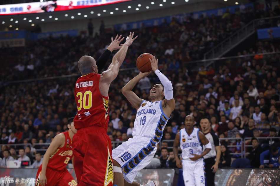 帕克犹如一道黑色闪电，凭借劲爆的身体素质强行突入禁区，即使面对多人包夹与拉拽，他的眼中也只有篮筐，展现出顶级外援超强的个人攻击能力。