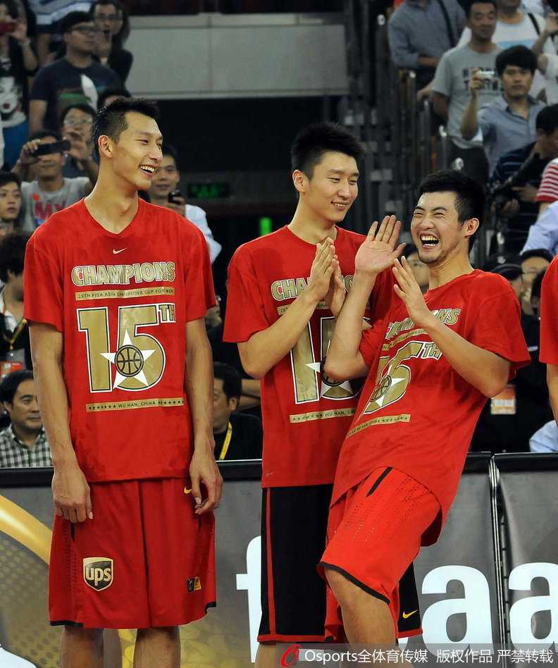 易建联与丁锦辉头挨着头对着镜头微笑，眼神里满是老友重逢的默契与温暖，铁汉的柔情在这一刻尽显。