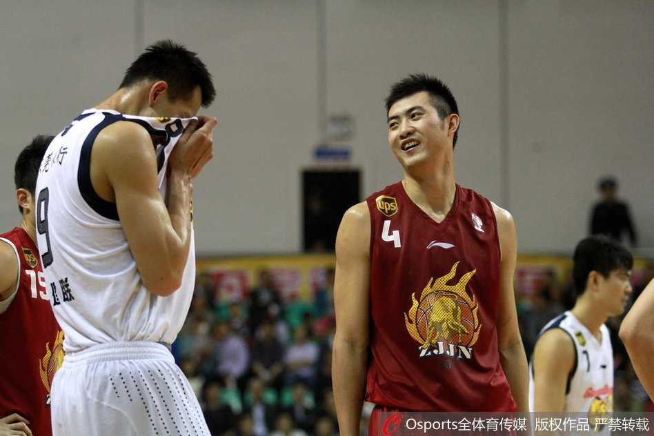 在球场边或训练场一角，丁锦辉搂着易建联的肩膀，两人脸上洋溢着灿烂的笑容，兄弟般的亲密无间让周围的一切都变得明亮起来。