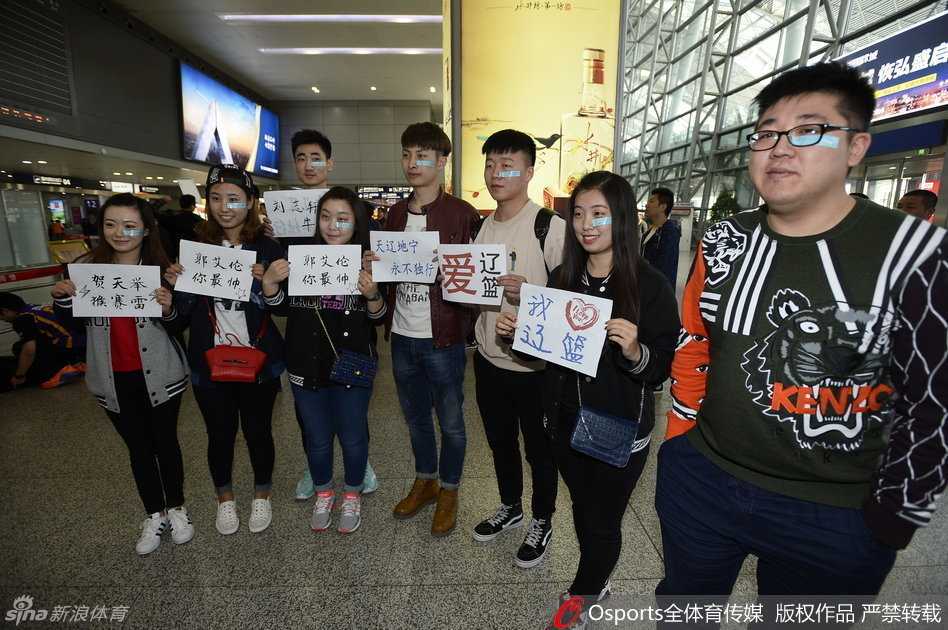 铁血柔情与创可贴的印记:辽篮三将成都归队记 聚集在机场的辽宁球迷们高举着手机和标语,眼神中充满了期盼,站在最前面的几位球迷脸上贴着创可贴,他们的身影构成了当天最温暖的画面。