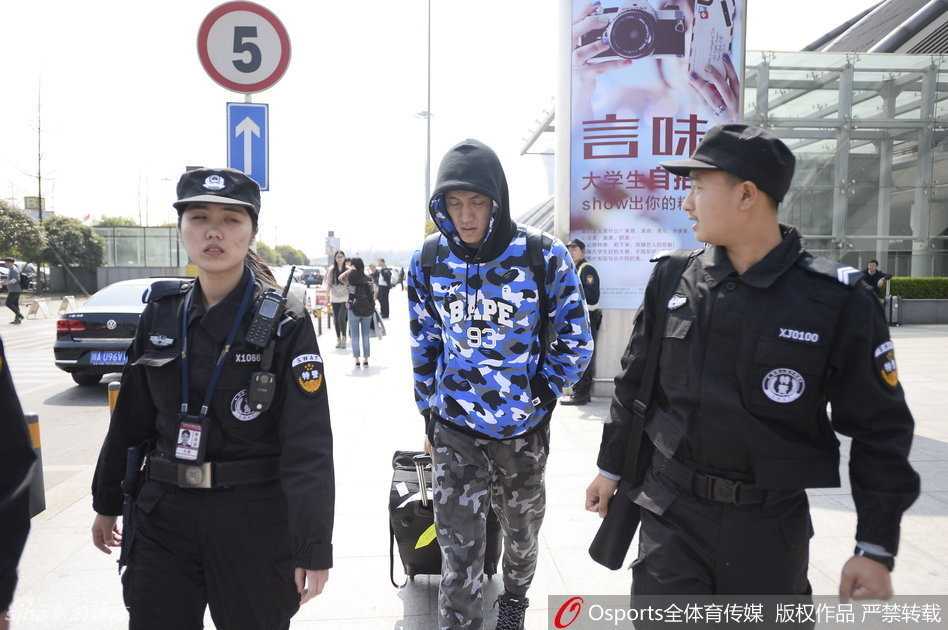 铁血柔情与创可贴的印记:辽篮三将成都归队记 在戴着白色手套的安保人员严密的簇拥下,身穿休闲装的郭艾伦眼神坚定地走出机场通道,周围是密集的人群和闪烁的闪光灯。