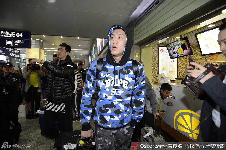 铁血柔情与创可贴的印记:辽篮三将成都归队记 贺天举戴着口罩和帽子,将自己包裹得严严实实,但仍能看出他右手上缠着厚厚的白色绷带,在安保的陪同下快速穿过人群。