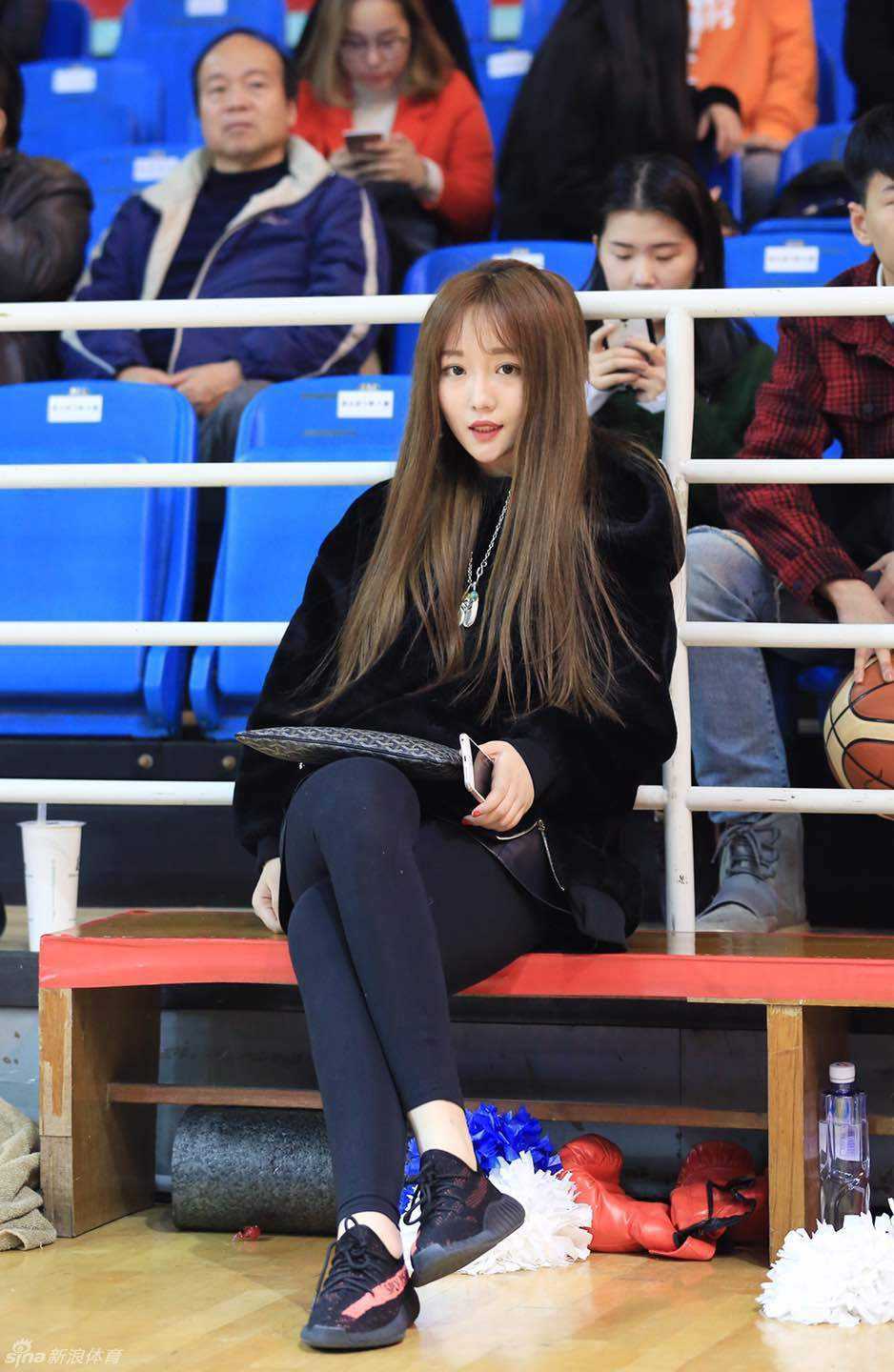 八一队最终取得胜利，女球迷激动地站起身用力鼓掌，脸上洋溢着幸福而灿烂的笑容，用最真挚的热情表达着对心中铁血之师的热爱与支持。