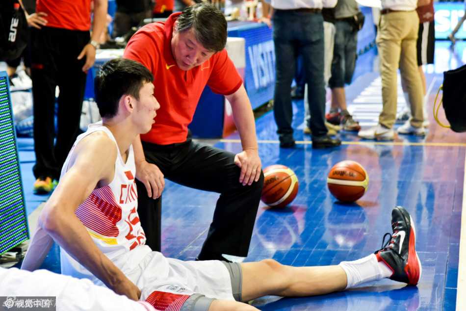 郭艾伦运球突破防线，在人缝中送出一记隐蔽的击地传球，球如同长了眼睛一般找到切入的队友。