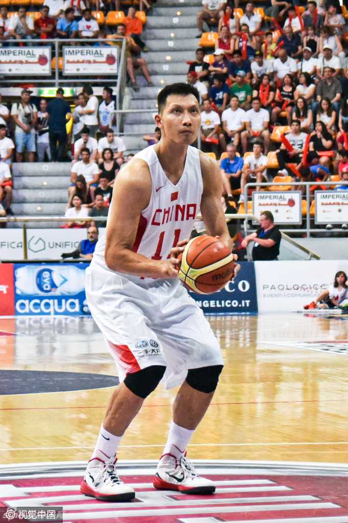 翟晓川张开双臂降低重心，如同猎豹般紧紧贴防对手，他的脚步移动迅速，每一次防守都倾尽全力。