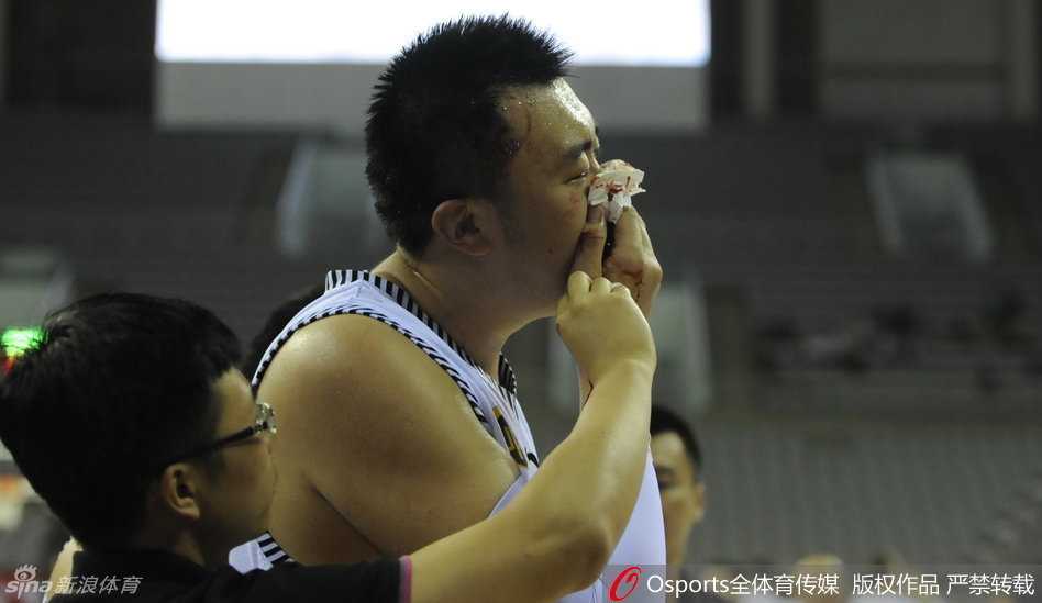 受伤后的韩德君表情极度痛苦，眉头紧锁，他高大的身体蜷缩在球场边线附近，用双手紧紧捂住血流不止的面部，剧烈的疼痛让他难以立刻站起身来。