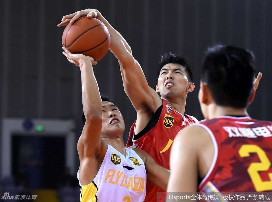 铁血篮坛风云录:从德勒黑封盖到韦弗上篮的激情瞬间 篮下巨塔德勒黑腾空而起,犹如天神下凡一般伸出长臂,将对手的出手路线完全封死,一记惊天大帽瞬间点燃了全队的士气。