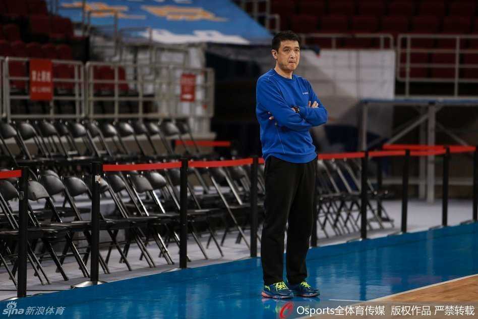 训练结束后，一个特写镜头捕捉到正在旋转的篮球，球面上的线条流畅，旋转稳定，仿佛凝聚了北京首钢全队在季后赛前所有训练的专注与期望。