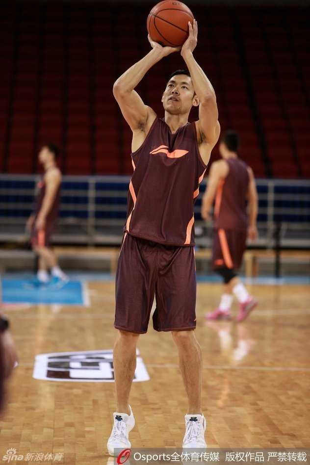 孙悦在训练中高高跃起出手投篮，左臂肘部缠着醒目的白色防护绷带，尽管带着护具，但他的投篮手型依旧标准，眼神中透露出带伤出战的坚毅。