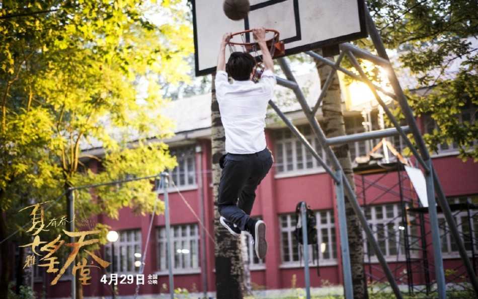 微风轻拂过少年额前的碎发，吴亦凡目光坚定凝视前方，清冷的气质与篮球场的活力形成奇妙而迷人的反差