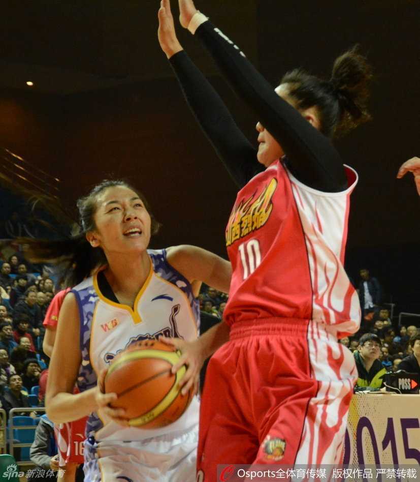 辽宁球员卡拉在严密防守下强行起跳投篮，身体在空中微微后仰，试图用节奏的变化躲过封盖，篮球带着全队的希望划出一道高高的弧线。