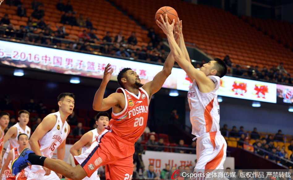 段江鹏在高速奔跑中接球，动作飘逸舒展，轻舒猿臂将球稳稳送入篮筐，展现出灵动的球场风采。