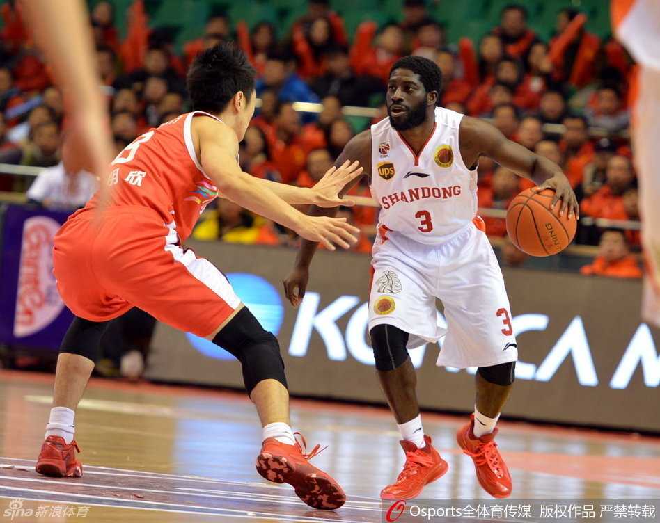 杰特在多人包夹的缝隙中持球强行突破，身形扭曲却仍死死护住皮球，展现出顶级控卫的硬实力。