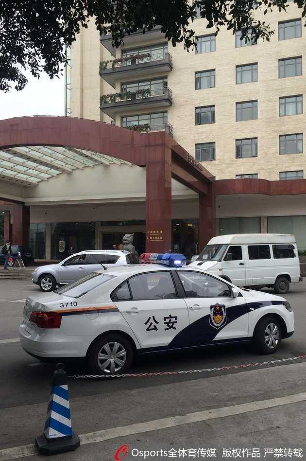 灰暗的天色下，数辆警车闪烁着红蓝警灯，整齐排列在锦江宾馆门前，身穿黄色反光背心的警察来回踱步警戒，酒店旋转门内空无一人，折射出大战前夕令人窒息的肃杀氛围。