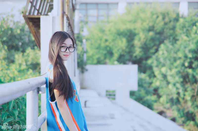 身着宽大7号橙色球衣的任丹妮，将纤瘦的身材衬托得更加灵动，坐在球场地面上摆弄篮球，宛如漫画中走出的运动系少女。