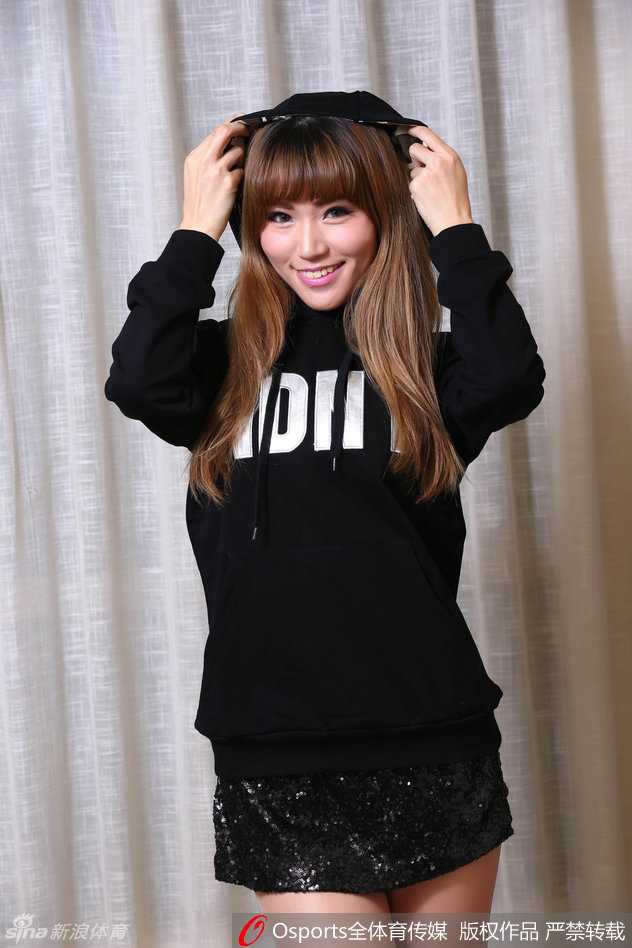 一位队员扎着清爽马尾，回眸一笑的瞬间被抓拍，嘴角扬起的弧度与手中花球的闪耀相映成辉，那份属于青春特有的阳光气息扑面而来。