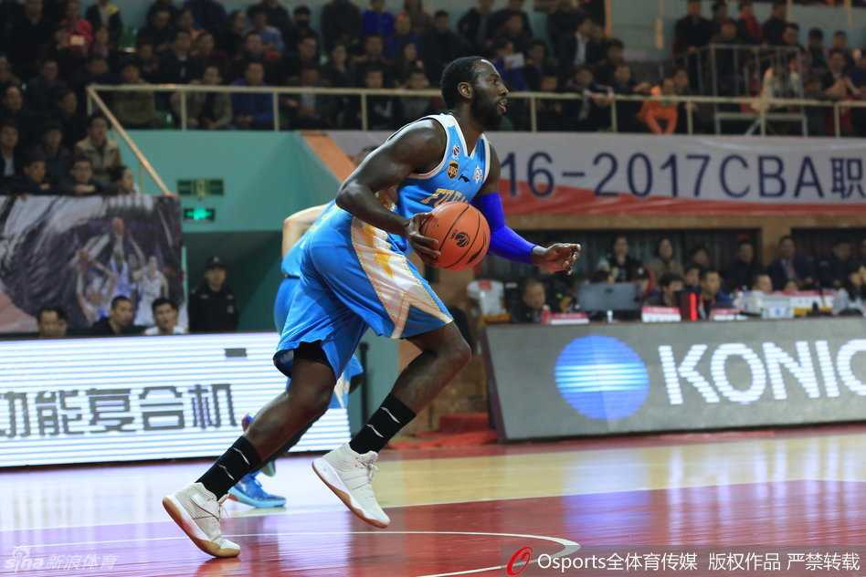 拜克斯在快攻中如入无人之境，面对八一队的层层防线，他坚决突破，人缝中觅得上篮良机，将球稳稳送入网窝。