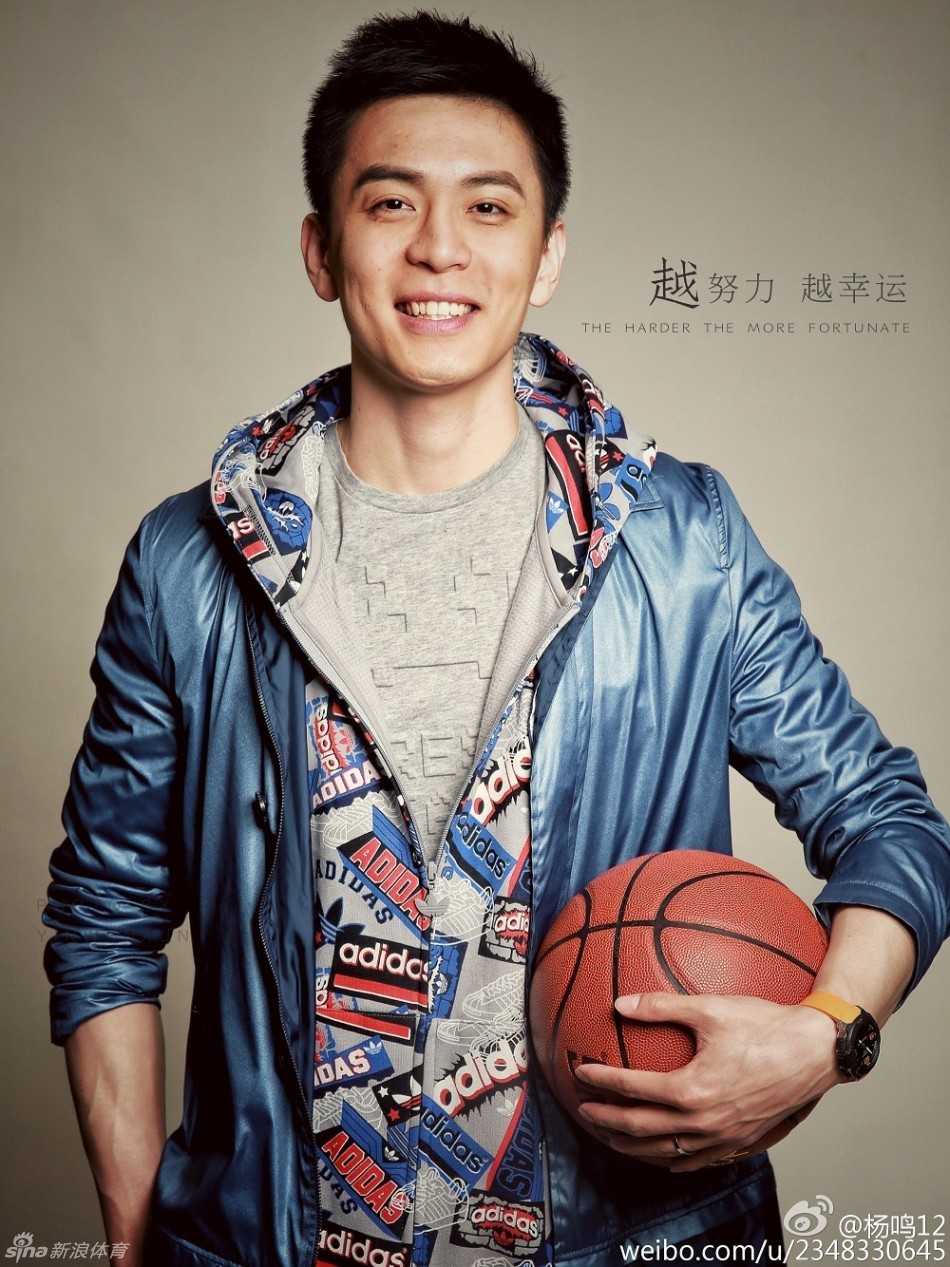 杨鸣露出标志性灿烂笑容，眼神清澈温暖，仿佛冬日里的暖阳让人倍感舒适