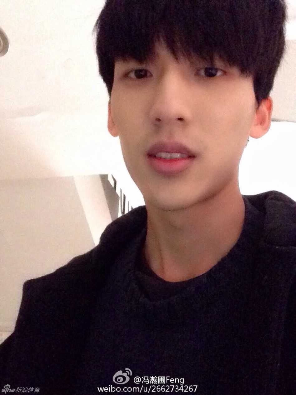 训练间隙的冯瀚圃，汗水打湿了额前的碎发，他目光深邃地望着远方，帅气爆棚的同时又透着一股不服输的坚毅。