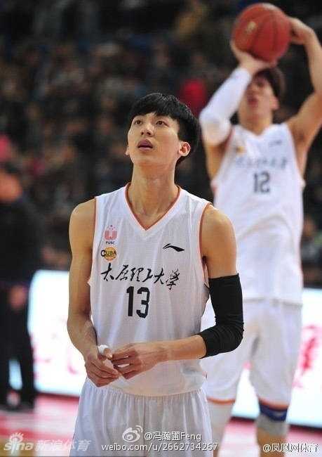 脱下运动装备换上私服的冯瀚圃，在街边随意一拍都像时尚画报，干净的气质让他无论穿什么都显得格外清新。