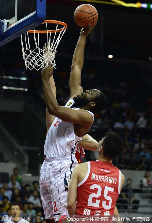 易建联在对方内线球员的严密防守下，利用身体优势强行转身，准备完成篮下强攻。