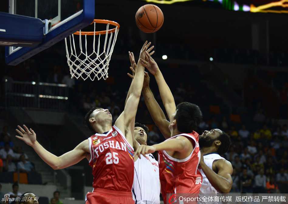 王仕鹏在三分线外果断出手，跳投姿势标准，篮球在空中飞向篮筐。