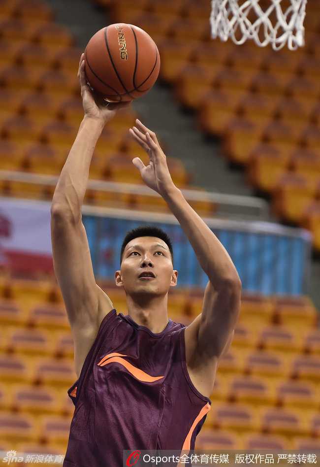 阿联空降东莞率队合练,赞助商鞋款争议成回归首秀最大悬念 对抗训练中,布泽尔弯下雄壮的身体试图防守阿联的背身单打,两人肌肉碰撞的激烈程度可见一斑