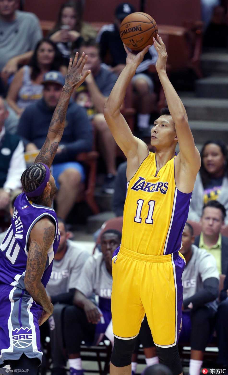完成一次成功的防守后，湖人队迅速发动快攻，阿联全力冲刺奔向对方篮下，尽管球没有传到他手中，但这股积极投入比赛的势头感染了现场的每一个人。