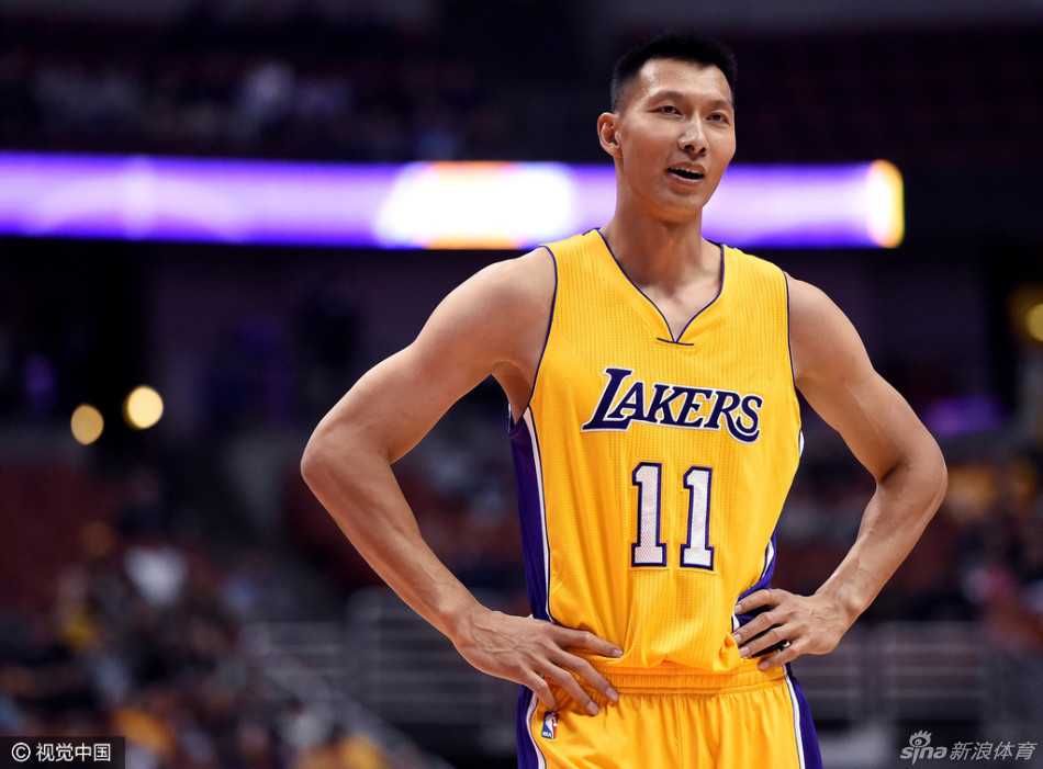 阿联在45度角获得空位机会，他果断跳投出手，皮球在空中划出一道优美的弧线，虽然最终遗憾偏出，但这次投篮动作流畅而自信，预示着他的手感会逐渐回归。