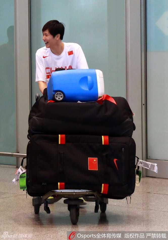 高颂在篮下卡位防守，肌肉线条显示出激烈的身体对抗强度