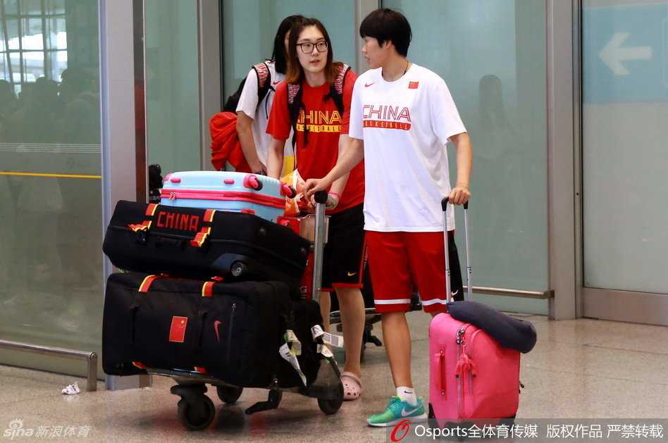 黄思静外线出手三分，篮球在空中划出优美弧线