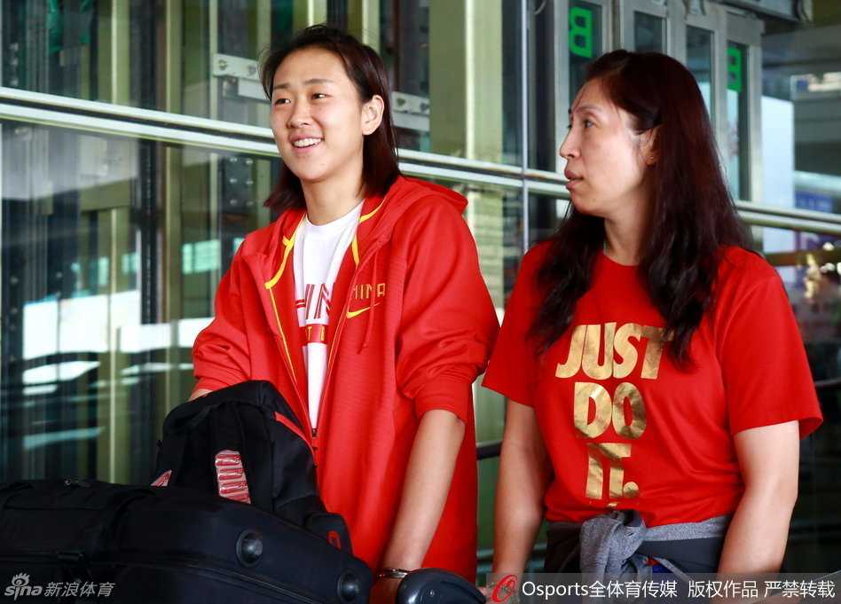 主教练汤姆·马赫在赛场边用手势大声指挥，眼神犀利充满战术智慧