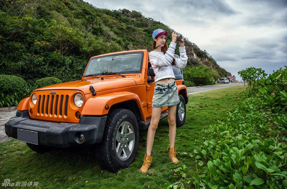 陈露身着浅色套装，手持甜筒漫步街头，回眸一笑间流露出俏皮可爱的少女情态，与背景的休闲氛围完美融合。