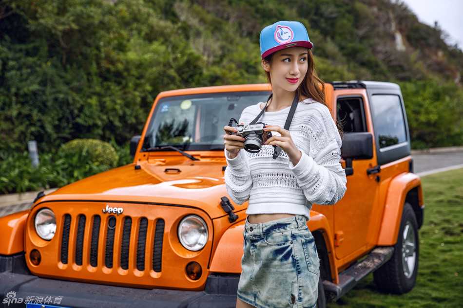 陈露化身复古女郎，依靠在敞篷轿车旁，海风吹乱她的发丝，却吹不走她眼中自信从容的笑意。