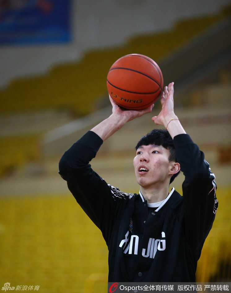 雪豹冬训:二〇一六新疆男篮的争冠序曲 训练场上,周琦摘掉厚重的保护面具,毫无畏惧地跃起干拔三分。他的眼神锐利如鹰,即便在队友干扰下,依然保持着柔和的投篮手感,仿佛在向所有人宣告,“大魔王”已满血归来。