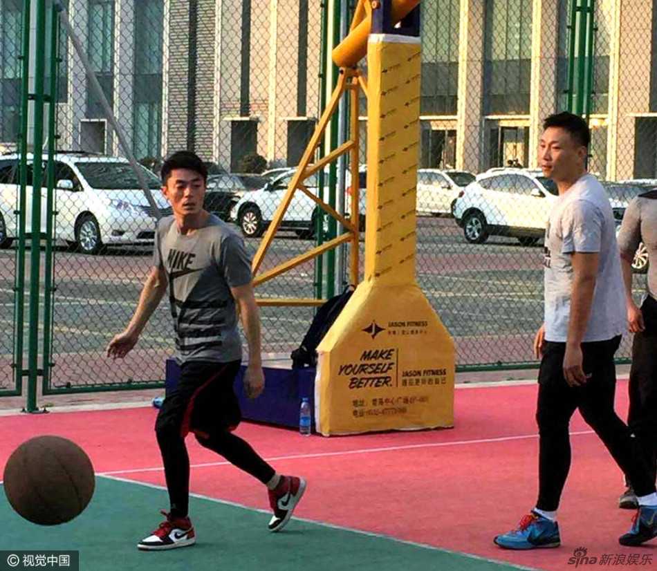 霍建华青岛球场挥汗 老干部变身“霍川枫”展矫健身手 霍建华眼神如鹰,弯下腰身紧紧跟防对手,黑色的衣角在风中扬起,仿佛一位在战场上寸土不让的骁将。