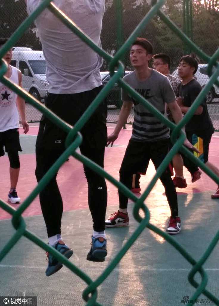 霍建华青岛球场挥汗 老干部变身“霍川枫”展矫健身手 霍建华持球直面篮筐,纵身跃起,手臂舒展将球稳稳投出,空中姿态定格宛如一只舒展羽翼的黑鹰。